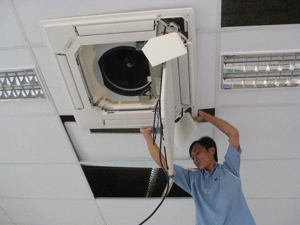 chôn ống đồng điều hòa âm tường-hậu quả chủ nhà lãnh đủ.